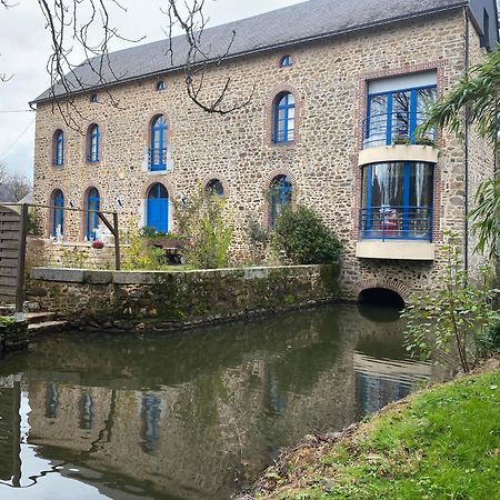 Le Moulin De Meral Montsûrs Екстериор снимка