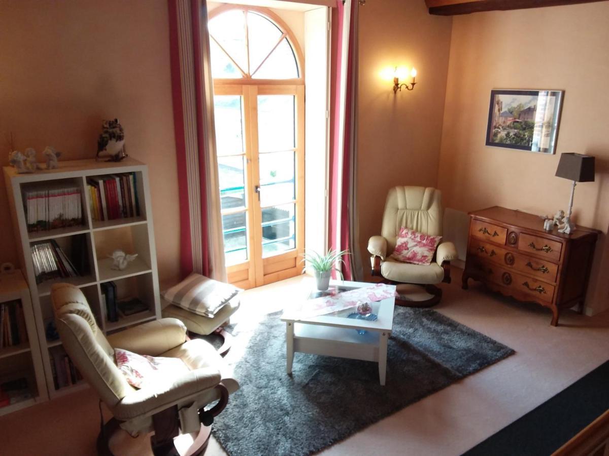 Le Moulin De Meral Montsûrs Екстериор снимка