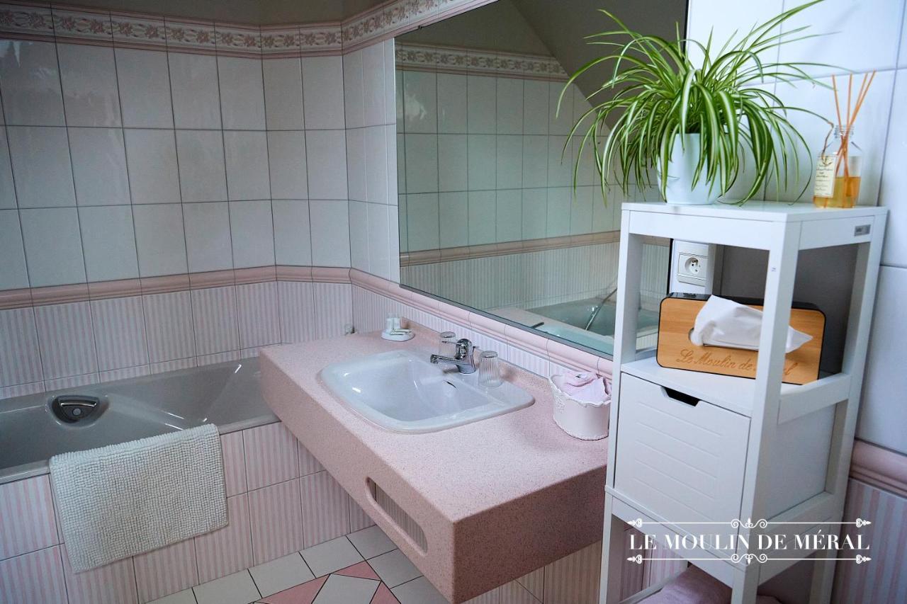 Le Moulin De Meral Montsûrs Екстериор снимка
